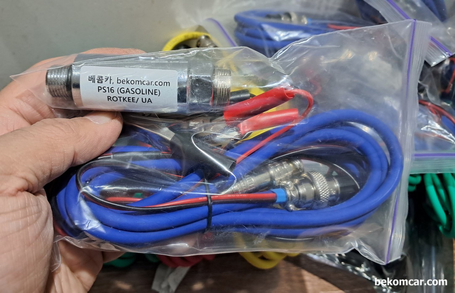 정비인 워크샵자료, 엔진진단 실린더 압축 압력 파형분석, BMW 550i 사례, ROTKEE 가 개발 제조하고 한국은 베콤카가 수입공급 하는 PS16 실린더압축압력 센서이다. -1.0 bar 16.0 bar까지 지원하여 부압측정까지 가능하다. 그래서 피스톤링 누설, 흡기메니폴드 및 실린더압력등 다양하게 실 압력 측정이 가능하다. 피코스코프에도 사용이 가능하다.|贝科姆汽车 (bekomcar)