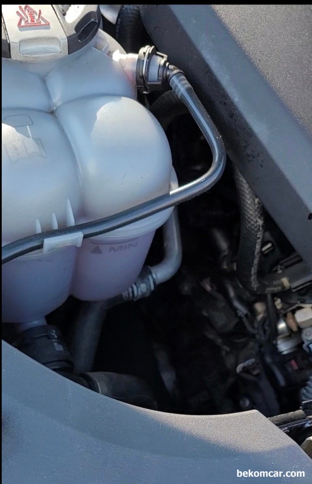 2021 아우디 Q8 55 TFSI 엔진진단 기록, 2021 아우디 Q8 55 TFSI 엔진의 경우 라디에이터 캡 대신에 냉각수 보조통 캡 을 이용하여 파형 측정을 한다. 파형은 피에조펄스 센서 와 실 압력센서 ROTKEE PS16 등을 사용한다. 물론 피코 WPS500x 나 Fluke PV350 압력센서도 좋다.|bekomcar.com